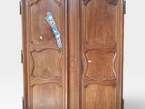deux portes en bois ouvertes sur un fond blanc