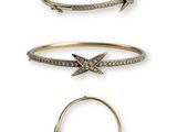un lot de trois bracelets rigides en or et diamants