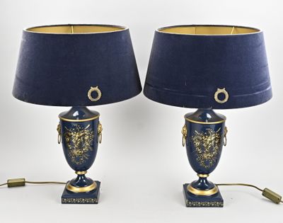 une paire de lampes en forme d'urne, bleues et dorées, avec des abat-jours bleus