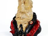 une statue représentant un homme en costume-cravate