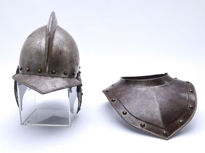 deux casques posés l'un à côté de l'autre sur une surface blanche