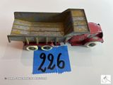 un petit camion jouet sur lequel est accrochée une étiquette de prix