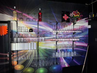 de nombreuses bouteilles d'eau sur les rayons du magasin