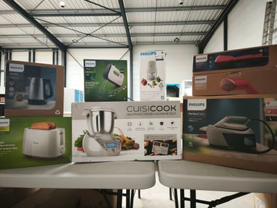 une table sur laquelle sont posés tout un tas d'appareils électroménagers