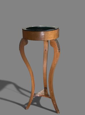 une image représentant une table en bois avec un plateau en verre, sur fond gris