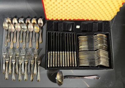 une boîte d'argenterie et un coffret de cuillères