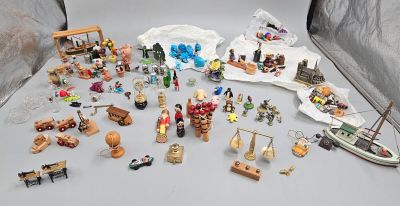 tout un tas de figurines qui sont posées sur la table