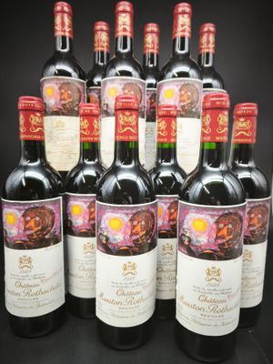 six bouteilles de vin rouge sont alignées