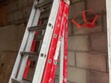 une échelle appuyée contre un mur