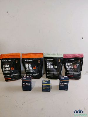 plusieurs sachets de protéines posés les uns à côté des autres sur la table