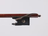 gros plan d'un archet de violon sur fond blanc