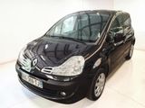 la photo d'une petite voiture noire garée dans une pièce