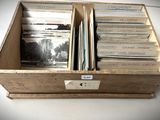 une boîte en bois contenant une pile de disques