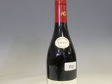 une bouteille de vin posée sur une table