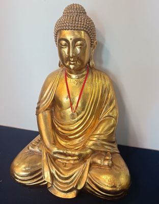 Bouddha assis en résine doré. H 68 cm (travail moderne)