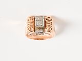 une photo d'une bague en or sertie de deux diamants