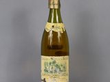 une bouteille de vin posée sur une table