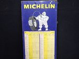 une ancienne enseigne « Michel Tire Service » sur fond noir