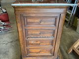 une armoire en bois avec un plateau en marbre, posée sur une palette