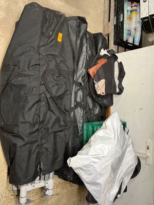 une photo montrant un tas d'ordures dans un garage