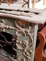 Manteau de cheminée en bois sculpté laqué et doré à décor de… (photo 2)