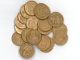 une pile de pièces d'or sur une surface blanche