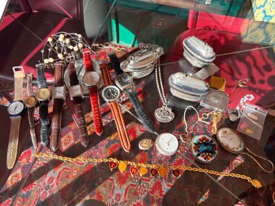 plusieurs types de bijoux différents exposés sur une table