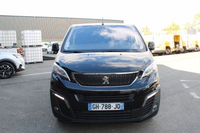 une voiture noire garée dans un parking