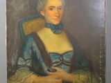 un vieux tableau représentant une femme en robe bleue assise sur une chaise