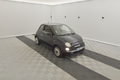 une petite voiture garée dans un garage