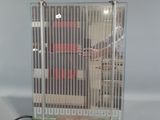 un oiseau en cage posé sur une table