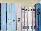 plusieurs livres qui se trouvent ensemble sur une étagère