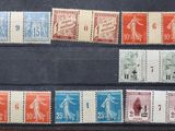 une photo montrant une collection de timbres posée sur une table en bois