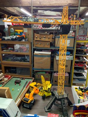 Lot de véhicules et grue en réduction