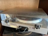 a record player sitting on top of a turntable