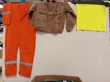 une photo d'une combinaison de travail orange et d'une combinaison de travail marron