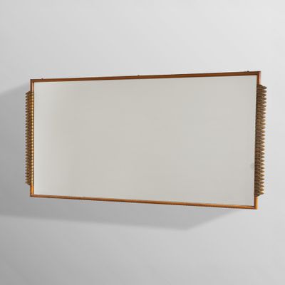 un miroir avec un cadre en bois accroché au mur