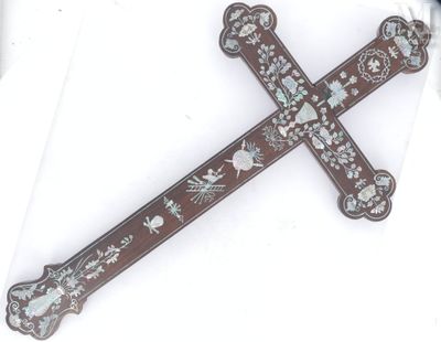 une croix en bois ornée d'un motif