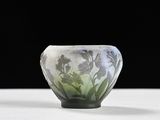 un petit bol en verre orné d'un motif floral