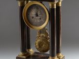 une petite horloge posée sur une table