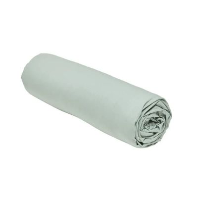 le rouleau de tissu blanc est enroulé sur une surface blanche