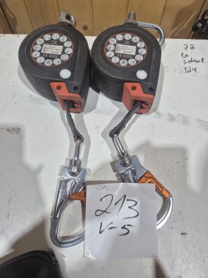 deux leviers reliés à une paire de leviers
