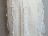 un mannequin sur un pied de mannequin, vêtu d'une robe blanche