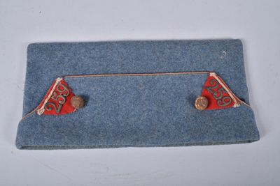 sac à main en feutre bleu orné de clous rouges et dorés sur le dessus