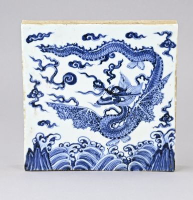un carreau bleu et blanc orné d'un dragon