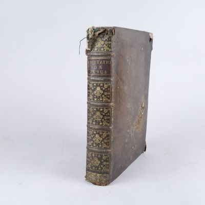 un vieux livre posé sur une table blanche