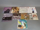 un grand nombre de livres posés sur une table