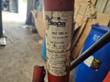 un gros plan d'une borne d'incendie rouge sur laquelle est collé un autocollant