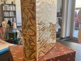une boîte vide posée sur une table en bois, à côté d'un livre