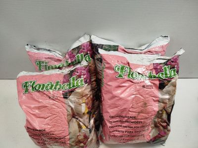 deux sacs de nourriture posés sur une table